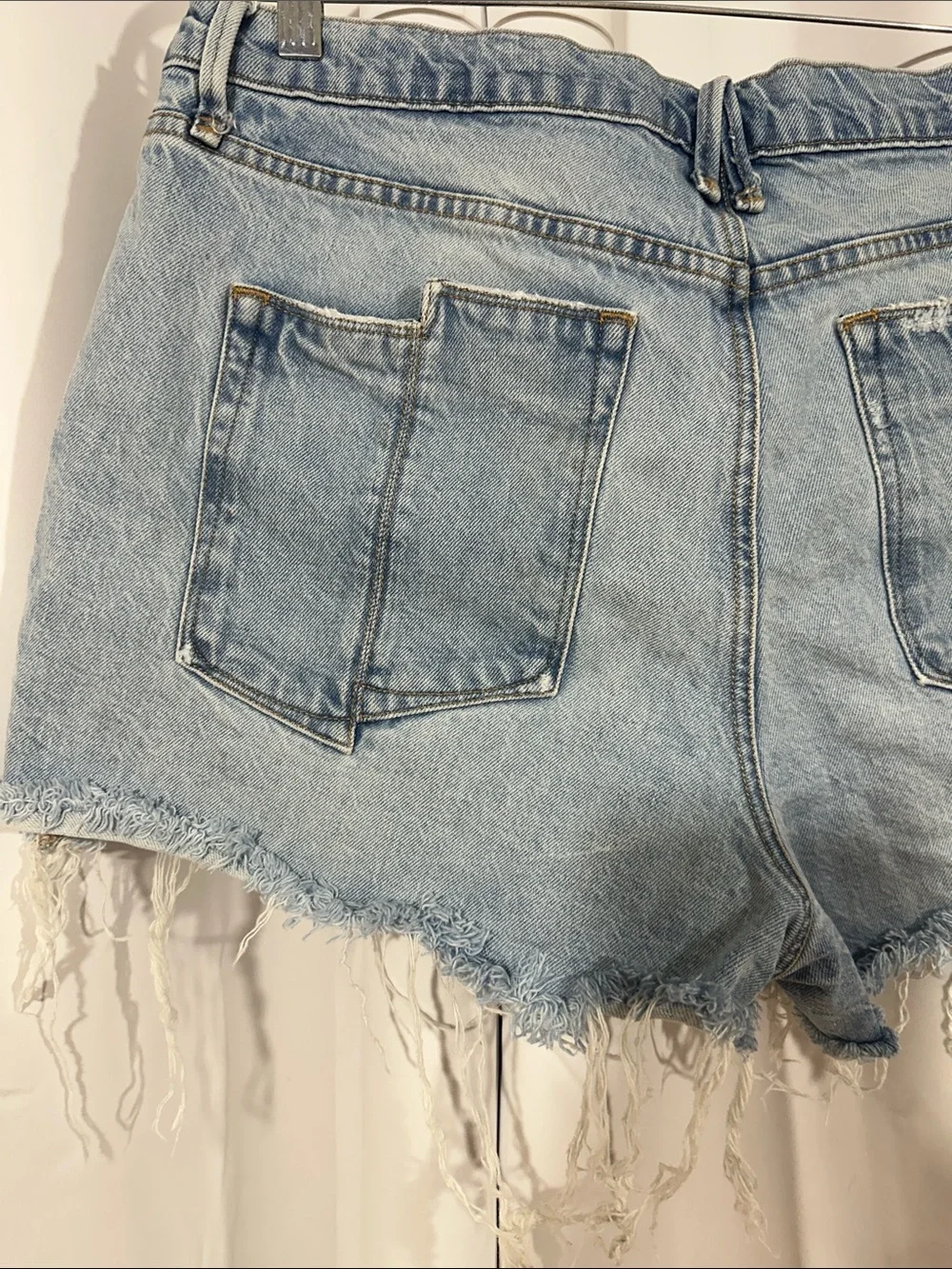 Good American Denim Shorts Size 12 31 Frayed Hem Distressed Cutoff Jean Shorts - Picture 8 of 8